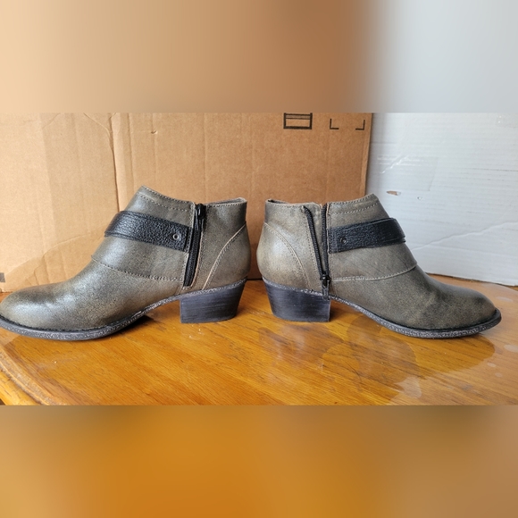 OTBT Fall River oiled leather Boho western buckle 6.5 M Olive Green stacked heel - Picture 2 of 9